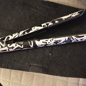 Graffiti black and white straight ahead straightener